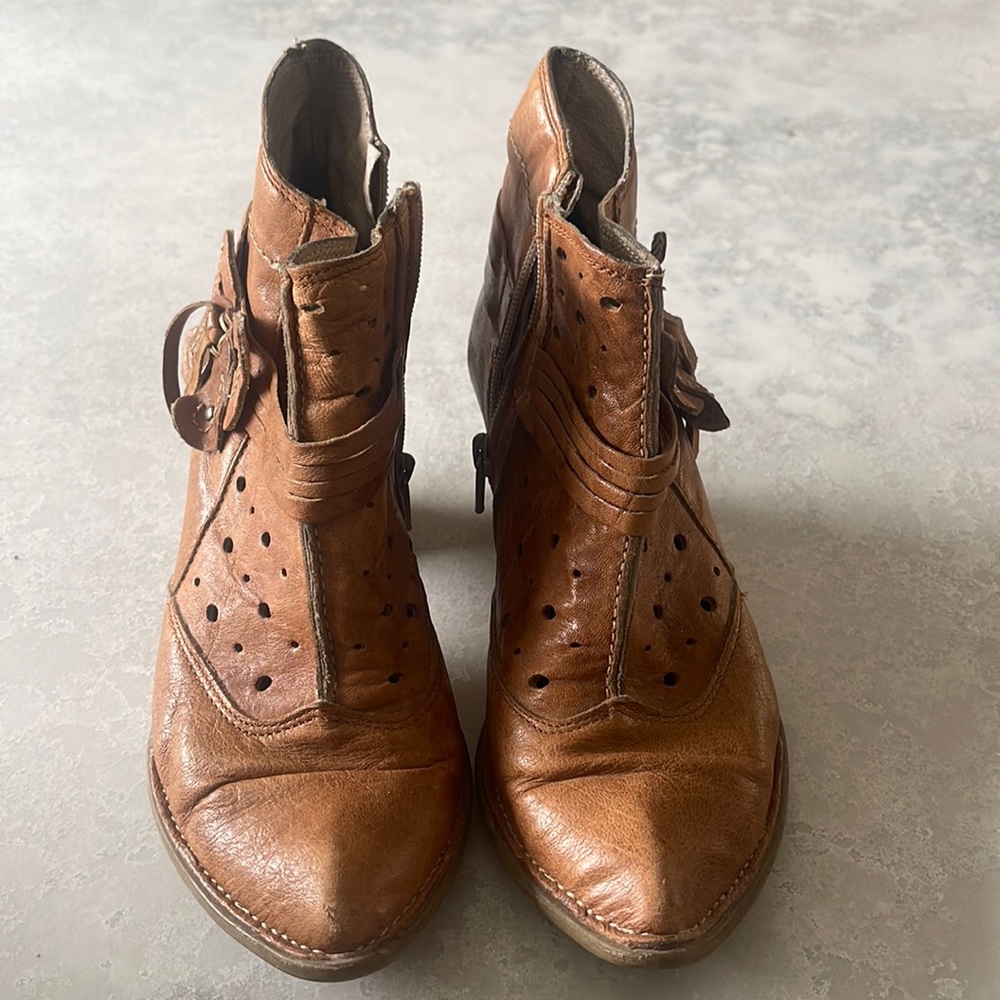Adorable tan leather booties size 37